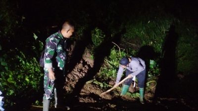 Babinsa Koramil 0810/18 Ngluyu Bersama Warga Laksanakan Kerja Bakti Bersihkan Material Longsor di Desa Klodan