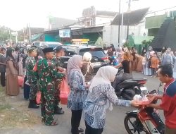 Koramil 0810/15 Rejoso Berkolaborasi Dengan SLB Tunas Bakti Gelar Bakti Takjil Kepada Para Pengguna Jalan