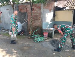 Babinsa Koramil 0810/16 Sukomoro Serda Samani Bantu Perbaikan Rumah Warga di Dusun Nglundo