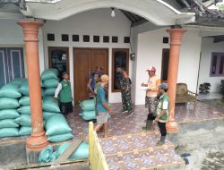 Babinsa Koramil 0810/11 Prambon Dampingi Penyerapan Gabah Petani oleh Bulog di Desa Sonoageng