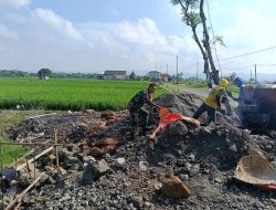 BABINSA REJOSO BERSAMA WARGA GOTONG ROYONG BANGUN PONDASI RUMAH, WUJUD KEMANUNGGALAN TNI DENGAN RAKYAT