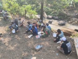 Tumbuhkan Semangat Kebersamaan, Kerja Bangun Jembatan Perintis Garuda Babinsa Genjeng Sarapan Bersama Masyarakat