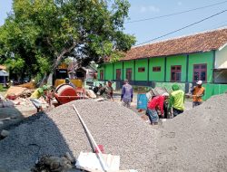 Kebut Pembangunan KDKMP, Babinsa Koramil 0810/15 Rejoso Bantu Pengecoran Lantai Gudang Penyimpanan Barang