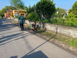 BABINSA KORAMIL 0810/08 BARON MELAKSANAKAN KERJA BAKTI DI WILAYAH BINAAN