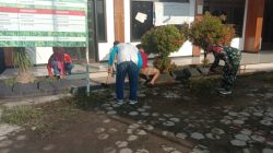 Pererat Kemanunggalan TNI-Rakyat, Babinsa Koramil 0810/08 Baron Laksanakan Komsos Sambil Kerja Bakti di Desa Waung