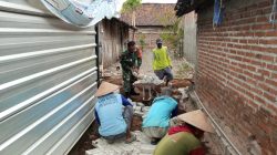 BABINSA BERSAMA WARGA MASYARAKAT MELAKSANAKAN KARYA BAKTI PERMASANGAN PAVING DI DESA BALONGREJO