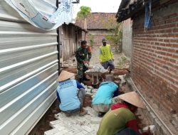 BABINSA BERSAMA WARGA MASYARAKAT MELAKSANAKAN KARYA BAKTI PERMASANGAN PAVING DI DESA BALONGREJO