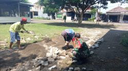 BABINSA BERSAMA WARGA LAKSANAKAN PEMASANGAN PAVING, WUJUDKAN LINGKUNGAN BERSIH DAN NYAMAN