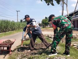 BABINSA DESA JUWET KORAMIL 0810/09 NGRONGGOT BERSAMA PENGURUS KOPERASI GOTONG ROYONG LAKSANAKAN KARYA BAKTI PENGURUKAN HALAMAN PARKIR