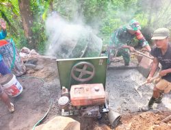 BABINSA DAN WARGA GOTONG ROYONG COR JEMBATAN GARUDA DI DESA SURU