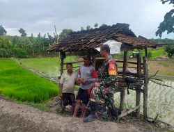 Babinsa Koramil 0810/20 Ngluyu Serma Kusminto Laksanakan Komsos Bersama Petani Desa Sugihwaras