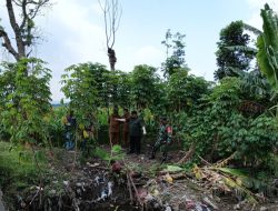 Babinsa Desa Jatirejo Dampingi Konsultan dan Perangkat Desa Dalam Pengecekan Lokasi Pembangunan Jembatan Garuda di Wilayah Binaannya