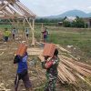 BABINSA GOTONG ROYONG BANGUN RUMAH, WUJUDKAN SEMANGAT KEBERSAMAAN DI WILAYAH BINAAN