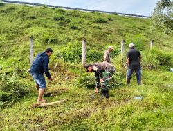 BABINSA KORAMIL 0810/08 BARON BERSAMA WARGA KERJA BAKTI BERSIHKAN RUMPUT LIAR DAN RANTING POHON