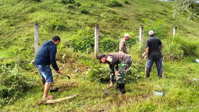 BABINSA KORAMIL 0810/08 BARON BERSAMA WARGA KERJA BAKTI BERSIHKAN RUMPUT LIAR DAN RANTING POHON