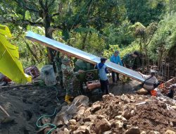 DUKUNG PEMBANGUNAN INFRASTRUKTUR, DANRAMIL NGETOS BERSAMA WARGA BANGUN JEMBATAN GARUDA DI DESA SURU
