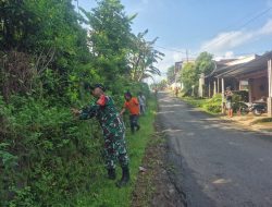 Babinsa Desa Sidorejo Koramil 05/Sawahan Serka Didik Supriyono melaksanakan kegiatan kerja bhakti bersama warga binaan di desa sidorejo.