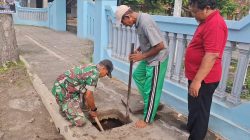 Sinergi TNI Dan Warga, Jumat Bersih Di Lingk. Jetis Kel. Warujayeng