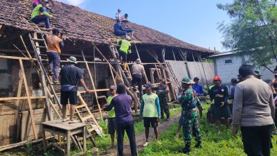 Sinergi TNI-Polri dan Pemerintah, Kerja Bakti Massal Pulihkan Dampak Puting Beliung di Desa Ngadipiro