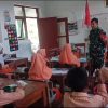 Babinsa dan Anak SD Bergembira Bersama dalam WASABANG