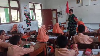 Babinsa dan Anak SD Bergembira Bersama dalam WASABANG