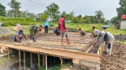 BABINSA KORAMIL 0810/07 PATIANROWO GOTONG ROYONG BERSAMA WARGA BANGUN JEMBATAN DESA BUKUR