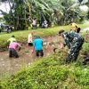 Babinsa Koramil 0810/08 Baron melaksanakan kerja bakti bersama warga masyarakat membersihkan sungai
