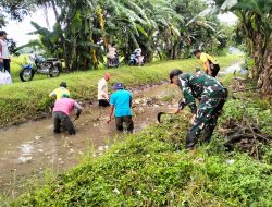 Babinsa Koramil 0810/08 Baron melaksanakan kerja bakti bersama warga masyarakat membersihkan sungai