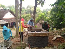 BABINSA KORAMIL 0810/18 NGETOS BERSAMA WARGA PASANG PIPA AIR BERSIH, WUJUD KEPEDULIAN TNI