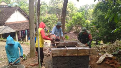 BABINSA KORAMIL 0810/18 NGETOS BERSAMA WARGA PASANG PIPA AIR BERSIH, WUJUD KEPEDULIAN TNI