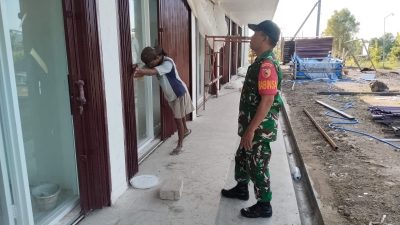 Babinsa Koramil 20/Ngluyu Dampingi Pembangunan KDKMP Di wilayah Binaannya.