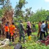 SINERGI TNI-POLRI DAN BPBD DALAM KERJA BAKTI PASCA BENCANA ANGIN PUTING BELIUNG DI DS. NGADIPIRO