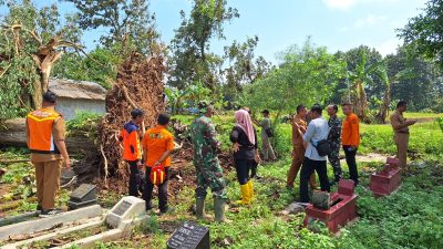 SINERGI TNI-POLRI DAN BPBD DALAM KERJA BAKTI PASCA BENCANA ANGIN PUTING BELIUNG DI DS. NGADIPIRO