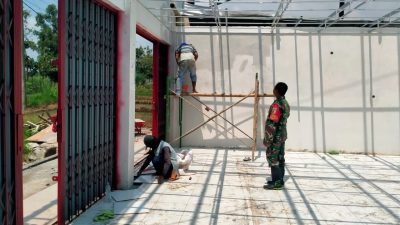 BABINSA KORAMIL 0810/18 NGETOS DAMPINGI PEMBANGUNAN KDKMP DI DESA ORO-ORO OMBO