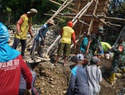 TNI BERSAMA RAKYAT SUKSESKAN PENGECORAN FONDASI JEMBATAN PERINTIS GARUDA DI GENJENG