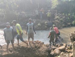 TNI DAN MASYARAKAT BERSINERGI, PEMBANGUNAN JEMBATAN PERINTIS GARUDA DI DESA GENJENG TERUS BERLANJUT