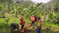 BABINSA KORAMIL 0810/18 NGETOS BERSAMA WARGA DESA KLODAN KERJA BAKTI PASANG PIPA AIR BERSIH