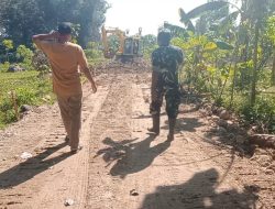 BABINSA DESA MOJODHUWUR KORAMIL 0810/18 NGETOS DAMPINGI NORMALISASI JALAN USAHA TANI