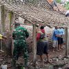 Wujud Kepedulian dan Kebersamaan, Babinsa Koramil 0810/15 Rejoso Laksanakan Kerja Bakti Perbaikan Rumah Warga Binaan