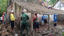 Wujud Kepedulian dan Kebersamaan, Babinsa Koramil 0810/15 Rejoso Laksanakan Kerja Bakti Perbaikan Rumah Warga Binaan