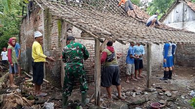 Wujud Kepedulian dan Kebersamaan, Babinsa Koramil 0810/15 Rejoso Laksanakan Kerja Bakti Perbaikan Rumah Warga Binaan