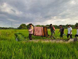 Babinsa Koramil 0810/15 Rejoso Bantu Evakuasi Warga yang Meninggal di Area Persawahan Wilayah Binaannya