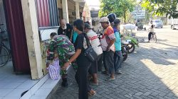 KORAMIL 0810/17 WILANGAN GELAR JUMAT BERKAH, BAGIKAN NASI KOTAK UNTUK PENGGUNA JALAN DAN WARGA URANG MAMPU