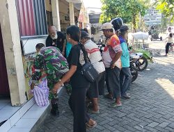 KORAMIL 0810/17 WILANGAN GELAR JUMAT BERKAH, BAGIKAN NASI KOTAK UNTUK PENGGUNA JALAN DAN WARGA URANG MAMPU