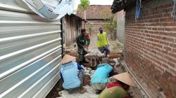 WARGA MASYARAKAT BERSAMA BABINSA LAKSANAKAN KARYA BAKTI PEMASANGAN PAVING DI DESA BALONGREJO