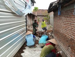 WARGA MASYARAKAT BERSAMA BABINSA LAKSANAKAN KARYA BAKTI PEMASANGAN PAVING DI DESA BALONGREJO