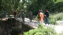 Wujud Kepedulian terhadap pembangunan Infrakstrutur Desa Babinsa Koramil 0810/15 Rejoso Dampingi Survei Rencana Pembangunan Jembatan di Wilayah Binaannya