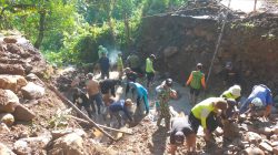 BABINSA KORAMIL 0810/18 NGETOS BERSAMA WARGA LAKSANAKAN KERJA BAKTI PEMBERSIHAN KALI NGGUNGGUNG