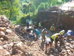BABINSA KORAMIL 0810/18 NGETOS BERSAMA WARGA LAKSANAKAN KERJA BAKTI PEMBERSIHAN KALI NGGUNGGUNG