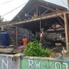 BABINSA DESA BAJANG BANTU WARGA BANGUN TERAS RUMAH WUJUD KEMANUNGGALAN TNI DENGAN RAKYAT